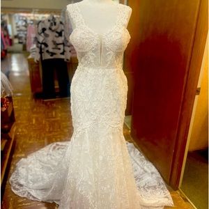 Size 4 petite wedding dress and veil ! Slip comes with it. Beautiful details !